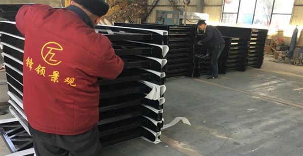 車間防撞護(hù)欄不僅造型美觀，防護(hù)能力也很強(qiáng)