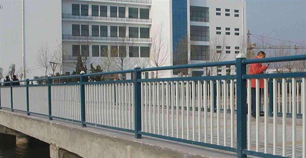 市政中道路護欄在設(shè)計時，有何要求呢？