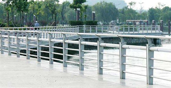 河道護(hù)欄的立柱安裝是怎樣施工的？